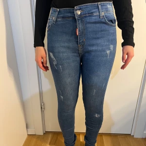 Jätte fina Blå skinny jeans ifrån Dsquard 2  - Säljer ett par klassiska blå skinny jeans från Dsquard 2 nytt pris är 2500kr