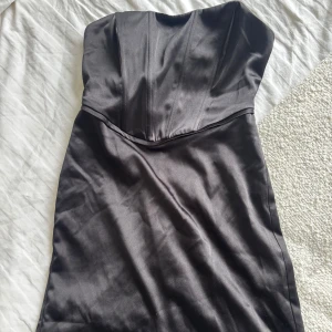 Korsett klänning  - En super fin korsett klänning i svart siden material från Gina Tricot. Endast använd under en kväll. I storlek 36 s. Den har en ”gummi remsa” längst bysten så den sitter på plats.