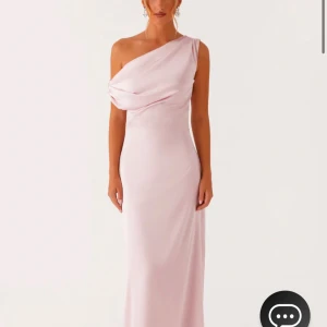 Ljusrosa one shoulder långklänning från Peppermayo - Säljer en  ljusrosa långklänning från Peppermayo. Råkade köpa två stycken så den är aldrig använd och till och med inte ens urpackad. Perfekt till bal och festliga tillfällen. Stl 34, priset kan diskuteras.