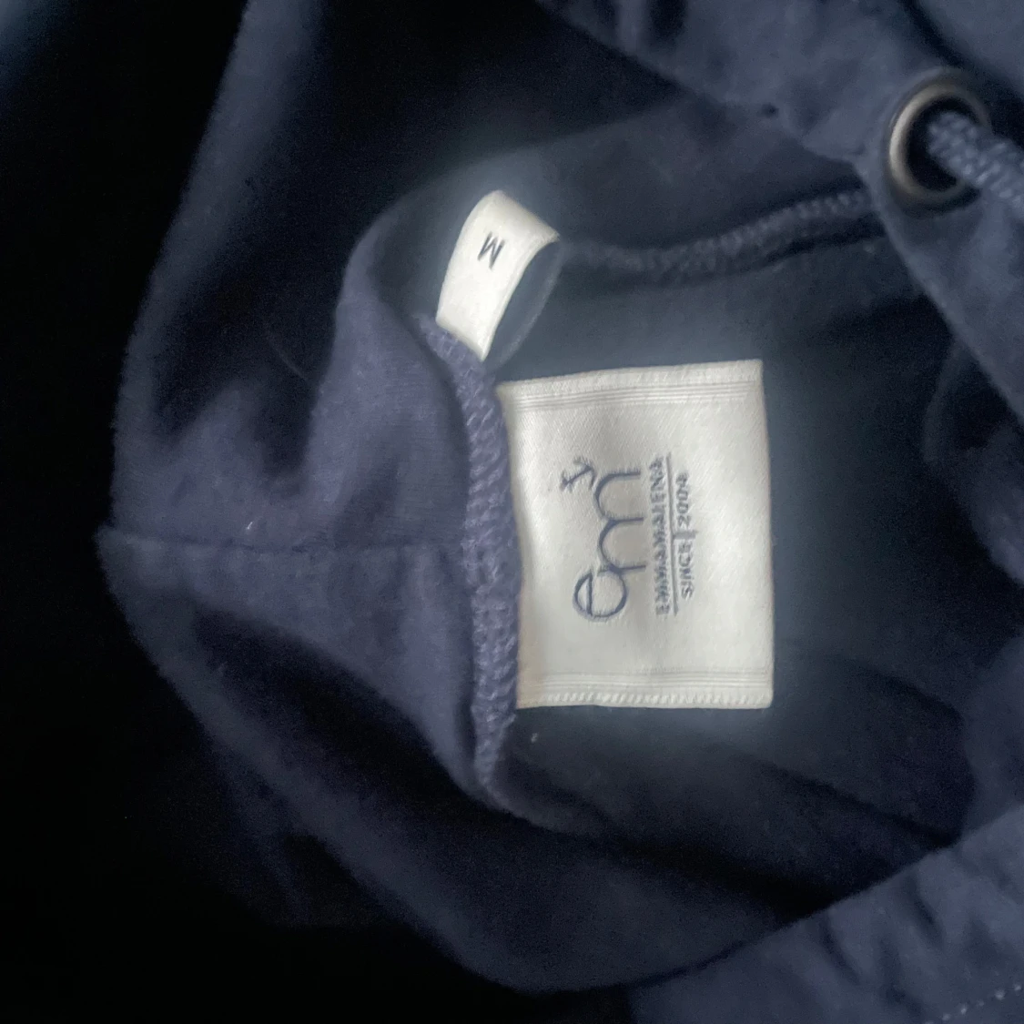 Svart hoodie med tryck från Emn - 2