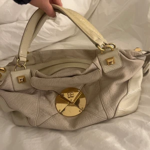 Vintage väska - Sååå snygg vintage väska jag älskar så mycket men måste tyvärr bli av med saker