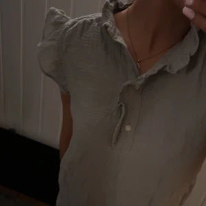 Fin grön blus med volanger - Säljer en mycket fin volang blus i en otroligt fin ljusgrön färg. Passar till alla olika tillfällen och mycket skön att ha på dig då de är som ett ”ull” material🥰