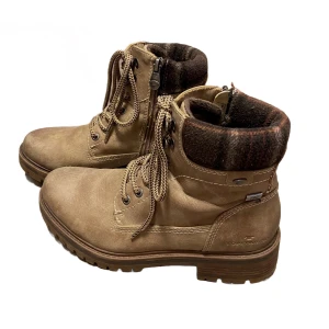 Tom Tailor boots - Ett par bruna boots från Tom Tailor med snörning och dragkedja på sidan. Passar stl 37/38. Perfekta för kyligare dagar.