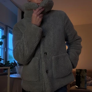 Fleece / Teddy grön jacka  - Säljer min gröna Teddy jacka då den inte kommer till användning. Använd fåtal gånger. Passar xs/s.