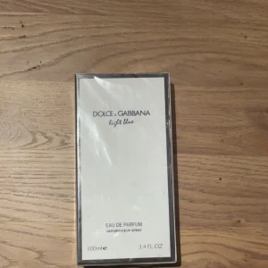 Dolce & Gabbana Light Blue Eau de Parfum 100ml - Säljer en Dolce & Gabbana Light Blue Eau de Parfum i storlek 100ml. Parfymen kommer i en elegant vit och silverfärgad förpackning med minimalistisk design. Perfekt för dig som gillar fräscha och lyxiga dofter.