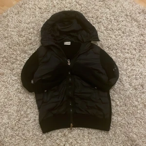 Moncler Cardigan - Moncler Cardigan. Som passar på allt, skit stilren funkar nästan för allt. Säljer den nu eftersom har växt ut ur den. Perfekt för båda grisch stilen men också för Orten stil. Skick är 8/10 använd men finns inga tecken. Priset är inte hugget o sten. Pm för fler frågor 