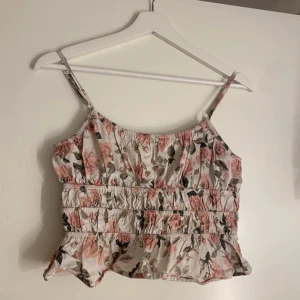Blommig topp - Blommig topp från NA-KD i storlek xs