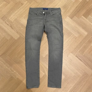 Grå slim jeans från Scotch & Soda - Riktigt snygga grå jeans från Scotch & Soda i modellen Ralston. Endast använda 2-3 gånger. Byxorna har en slim passform. Nypris 1000-1500kr skriv privat för fler bilder eller funderingar😇🫶🏼