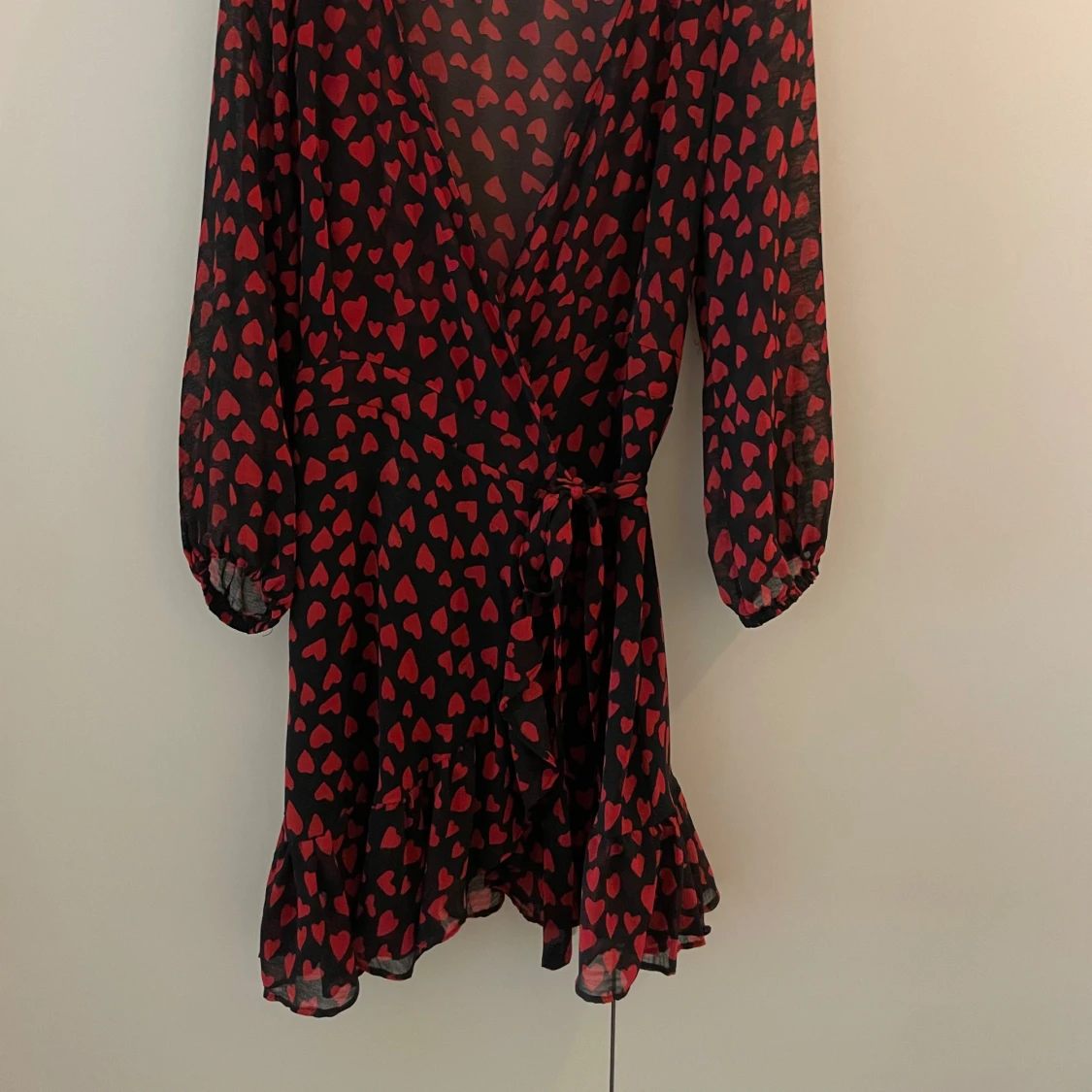 Svart omlottklänning med röda hjärtan från KILIBBI - 1