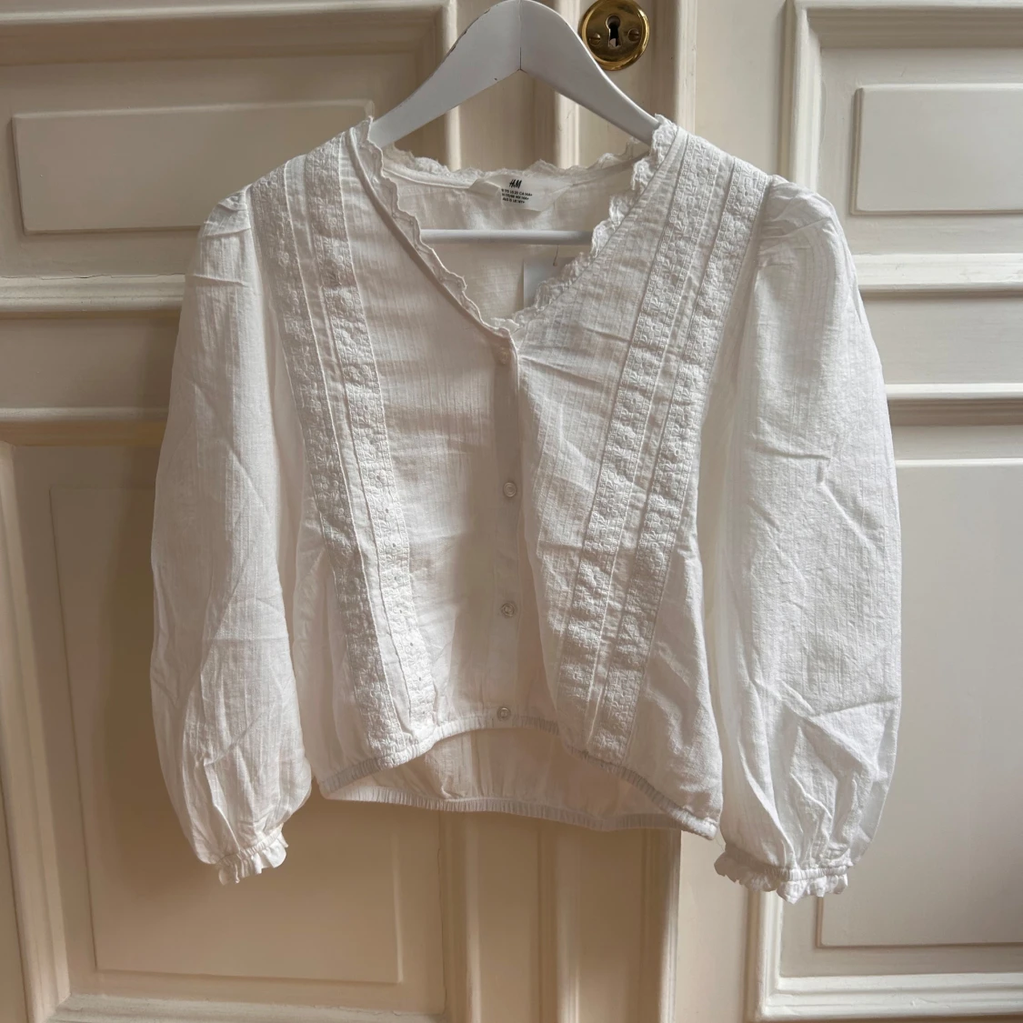 Vit blus med spetsdetaljer från H&M - 1