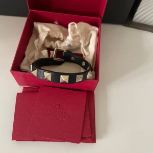 Valentino armband  - Bra skick och box och mycket andra saker följer med som en extra nit. Såklart äkta. Nypris 3000kr. Skriv för frågor 
