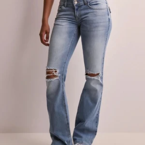 Ljusblå bootcut jeans - Säljer ett par ljusblå bootcut jeans som inte kommer till användning💗 helt utan defekter, stretchiga i tyget så passar väldigt bra!