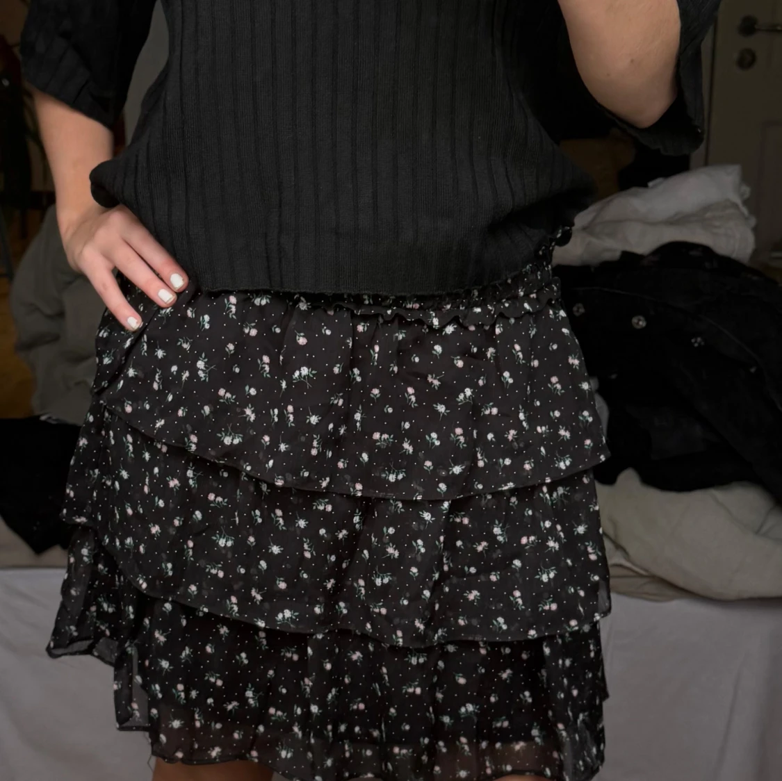 Svart blommig volangkjol - 3