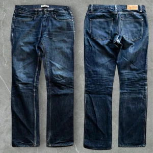 acne studio ”MAX RAW” - Säljer ett par klassiska mörkblå jeans från acne studio max raw