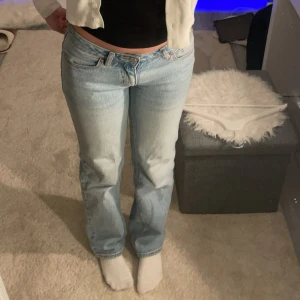 A ’99 Low Straight Abrand Jeans - Säljer ett par abrand jeans i modellen ”A ’99 Low Straight” som är väldigt populära och slutsålda. Är osäker på vilken färg det är eller vad den heter så kan tyvärr inte ta reda på det, dem är iallafall ljusblåa och lite urtvättad i färgen. Jeansen är i storlek W24 och AU 6 vilket innebär -> 24: midjemått i tum (motsvarar ca 61cm midja) AU 6: Australiensisk storlek 6, vilket ungefär motsvarar en europeisk storlek 34! Skriv om ni har fler frågor, pris kan diskuteras💗