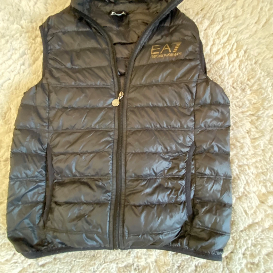 Svart dunväst från Emporio Armani EA7