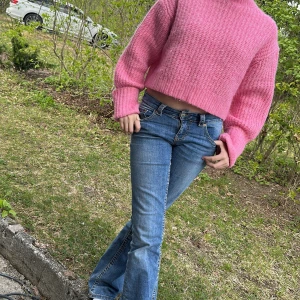 Gullig rosa Zara tröja🫶🏻🫶🏻 - Säljer en supermjuk och mysig rosa stickad tröja med croppad passform och lång ärm. Tröjan har en hög hals och är perfekt för lager-på-lager-stil. Passar dig som gillar en avslappnad men trendig look.