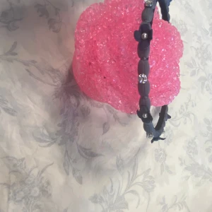 Handgjord diadem med pärlor och strasstenar - Snyggt blått diadem dekorerat med små blommor och glittrande strasstenar. Perfekt accessoar för att piffa upp frisyren med en söt och trendig detalj. Helt ny 