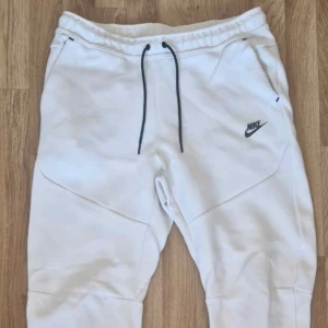 Nike tech byxor  - Säljer nu ett par fina nike tech byxor. Använda få gånger. Storlek xl men passar M och L. Jag själv brukar ha 32, 32 i jeans, och de passar mig. De är äkta, hör av er för frågor. 