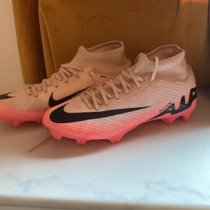 Nike air mercurial - Snygga fotbollsskor från Nike i en fräsch rosa nyans med svarta detaljer. Skorna köptes för 1500 och har använts 1 gång, pris kan diskuteras vid snabb affär.