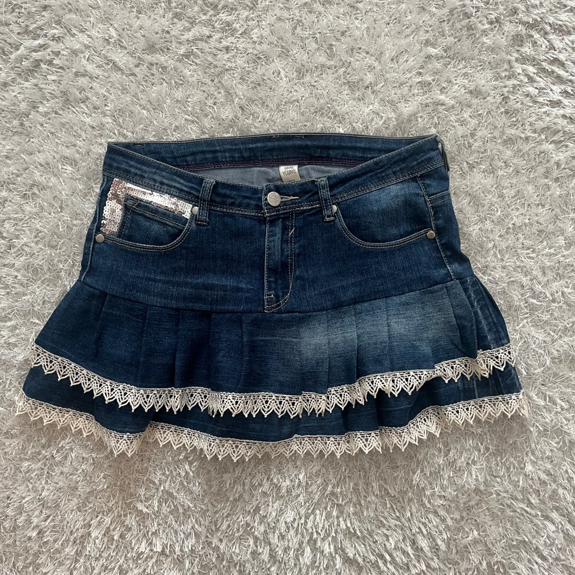 Jeanskjol med volang och spetsdetaljer