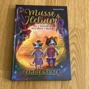 Musse & Helium - Bokserie av Camilla Brinck - Säljer fem böcker ur serien Musse & Helium av Camilla Brinck. Färgglada inbundna böcker med fantasifulla illustrationer av djur och magiska miljöer. Del 1: Mysteriet med hålet i väggen, Del 2: Jakten på guldosten, Del 3: Äventyret i Lindrizia, Del 4: I Duvjägarnas klor, Del 5: Den sista kampen. Nypris st: 99-179 kr
