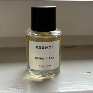 ESSNCE Sweet Cara Eau de Parfum - Essnce sweet cara som bara är använd 2 gånger. En helt otrolig doft, gillar du Sol de Janeiros Brazilian Crush 62 Perfume Mist? Då kommer du gilla Sweet Cara, som dessutom kommer sitta längre på din hud! 