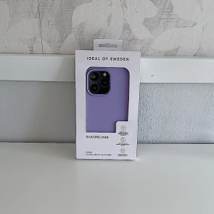 Lila Ideal Of Sweden skal 💜 - Ett helt nytt lila silikon skal från Ideal Of Sweden! Köptes på Sellpy i ”Nytt” skick. Har aldrig kommit till användning! Nypris 249kr! FÖRST TILL KVARN!💜(BUNDLERABATT VID KÖP AV FLER ARTIKLAR!)