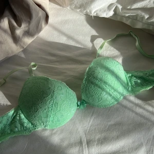 Mintgrön spets-bh från Gina  - Säljer en mintgrön bh från Gina  med vacker spets på utsidan och släta kupor på insidan. Bh:n har justerbara axelband och en feminin design som ger ett fräscht intryck. Push up 