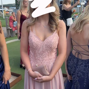 Rosa Balklänning - Superfin rosa balklänning i bra kvalitet, använd 1 gång och nypris 2300kr💞