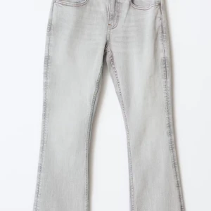 Ljusgrå low waist jeans - Säljer dessa as snygga ljusgrå jeans, eftersom det inte kommer till användning. Byxorna har låg midja och är lite lätt slitna vid fötterna pga av att de är för långa för mig💞