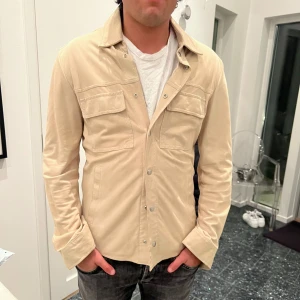 Dondup overshirt - Supersnygg overshirt i 100% mocka från dondup! Nypris: 6700:- Aldrig använd! Storlek 46 motsvarar S i herr! 