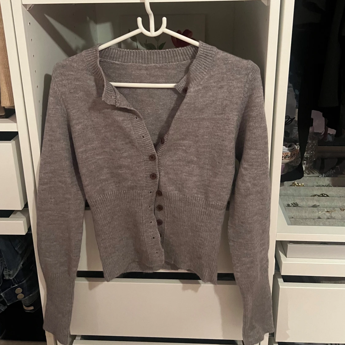 Grå stickad kofta med knappar