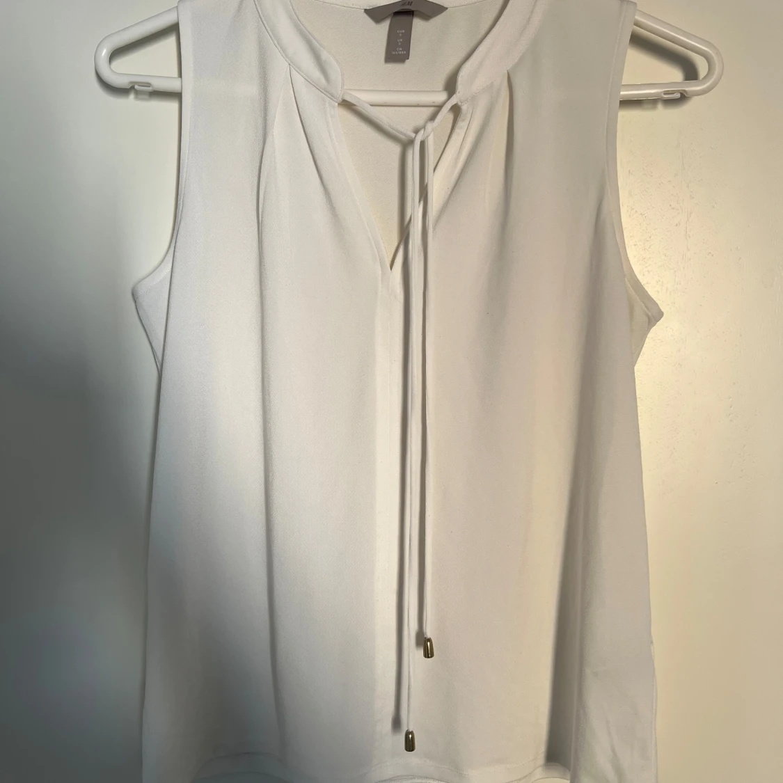 Vit ärmlös blus med knyt från H&M - 1