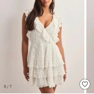 Vit klänning nelly - Säljer denna superfina vita klänning från Nelly i strl M. Perfekt till studenten, midsommar eller annat! Helt oanvänd! Säljer då det blev fel storlek o hann inte skicka tillbaka💕