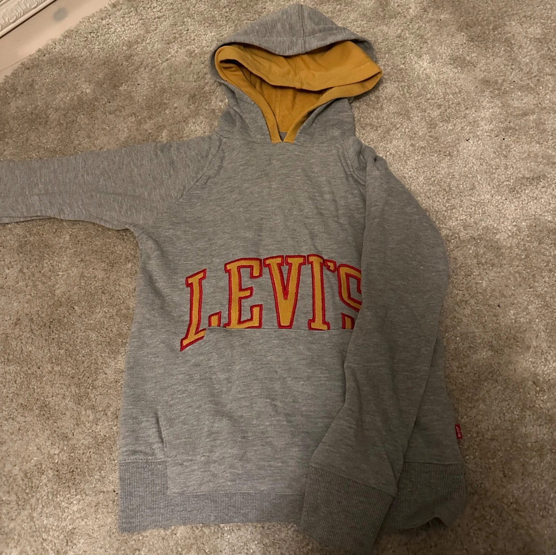 Grå hoodie från Levi's med gul huva