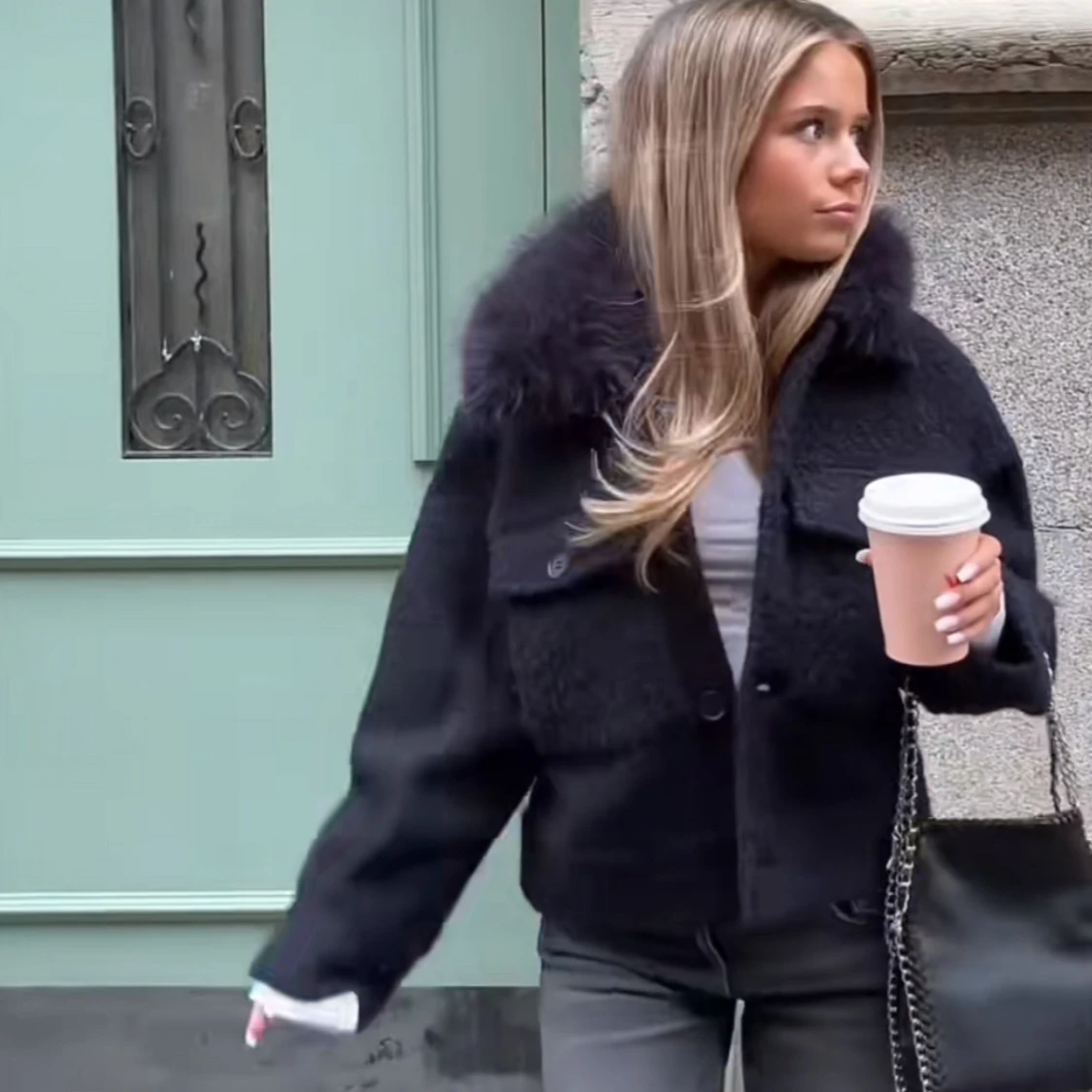 Svart pälsjacka med krage