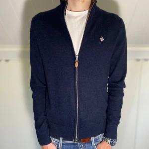 Morris Zip - En snygg mörkblå merino zip från Morris. Storlek S. Hör gärna av dig vid frågor eller funderingar🙌
