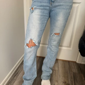 Ljusblå ripped jeans - Säljer ett par ljusblå jeans med slitna detaljer och hål på båda benen. 💞