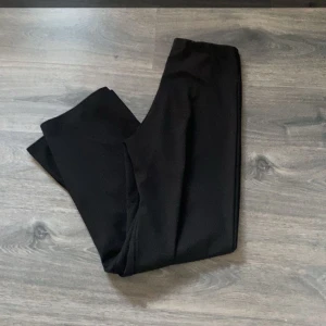 Svarta leggings - Svarta byxor med enkel och stilren design. Perfekta att matcha med en oversized hoodie eller en crop top. Mjukt och stretchigt material som sitter skönt hela dagen.