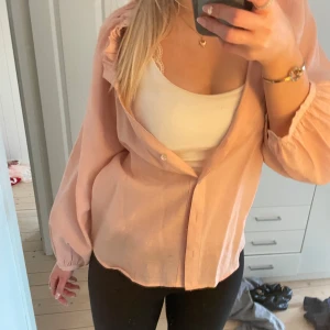 Rosa blus - Jätte snygg blus med knappar från Zara!💕knappt använd och köpt för ca 450kr.