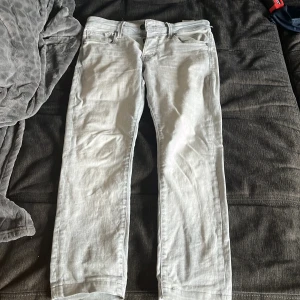 Ljusgrå slim jeans från Jack & Jones - Säljer ett par ljusgrå slim fit jeans från Jack & Jones, modell Glenn. Inköps pris 600kr 