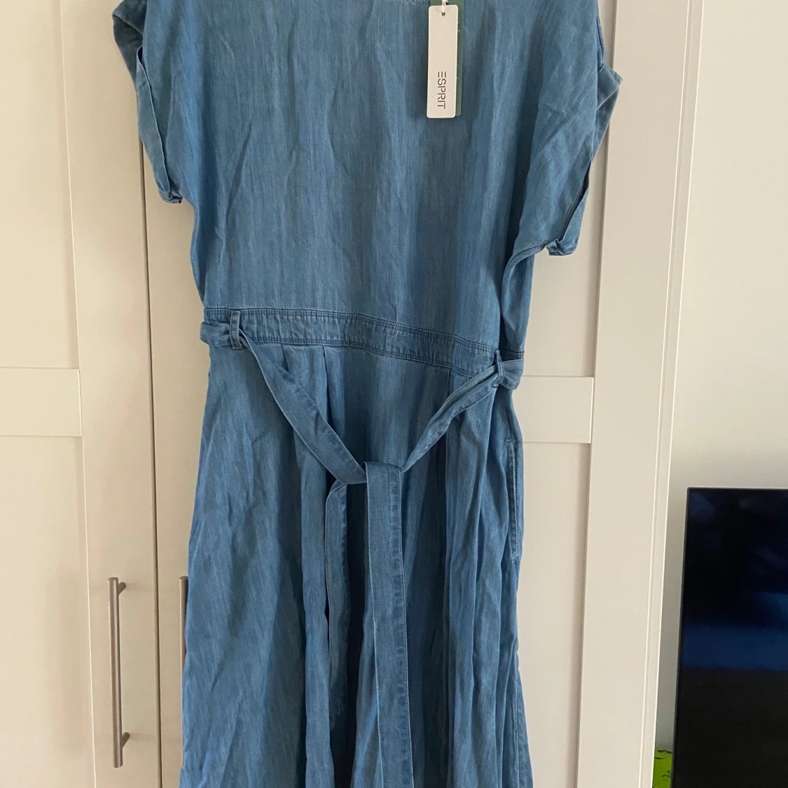 Blå klänning med knytskärp från Esprit