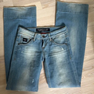 Ljusblå jeansbyxor från BUS Jeans - Säljer ett par ljusblå jeansbyxor från BUS Jeans med slitningar och snygga detaljer. Modellen är slim fit med klassiska fem fickor och orangea sömmar. Aldrig använda eftersom de är försmå💘💘