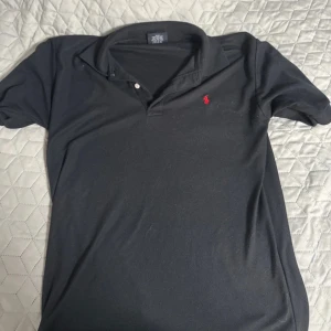 Piké tröja Polo Sport Ralp Lauren (SUPER PRIS!) - Säljer en piké tröja från Polo Sport Ralph lauren som är en kollektion inom Ralph Lauren så 100% äkta. Storlek L, hör av dig vid frågor.