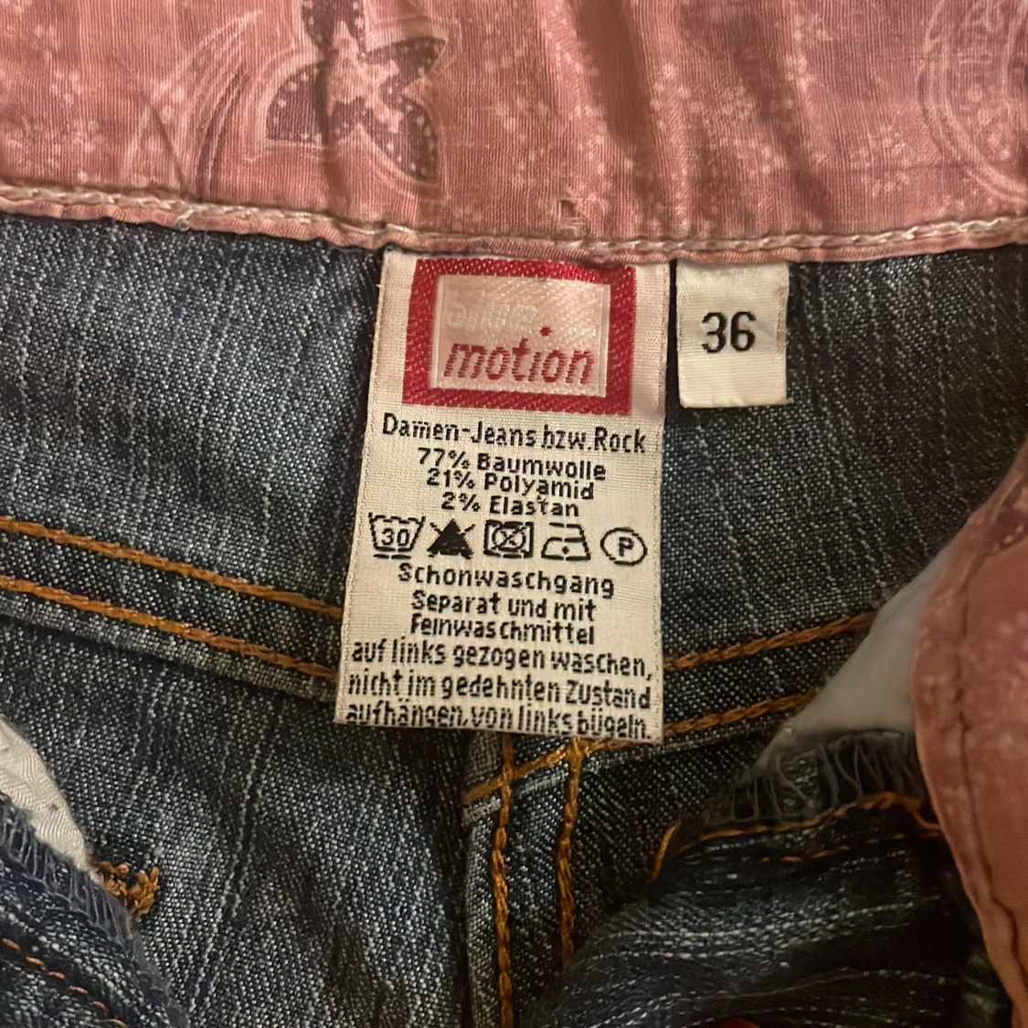 Blå flare jeans med broderade bakfickor - 4