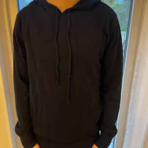 Kashmir/Merinoull Hoodie - En riktigt snygg Kashmir/Merinoull Hoodie i storlek M i en mörkblå färg!🌟Modellen är 178cm, så passar lite större än det! Använd max 2-3 gånger, nyskick! Hör av dig vid intresse eller minsta fundering😊