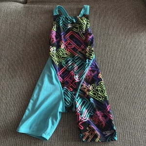 Tävlingsbaddräkt speedo - En perfekt nybörjar tävlingsbaddräkt från speedo. Snyggt speedo mönster i neon färger och turkos färg. Använd fåtal ggr. Är i tyget Endurance+. Strl 10 år/140.