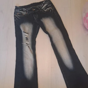 Crazy age jeans💋 - Lågmidjade Crazy age liknande jeans 😝 Midjemått raktöver: 37cm Innerbenslängd: 71cm Grenhöjd: 19cm Gillade verkligen dom här men de har blivit för korta 😔  Står att de är strl 38 men de passar XS/S 😚 De är lite stretchiga De är bara att kontakta mig för frågor! 💞