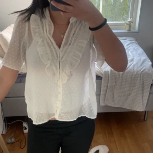 Blus  - Blus från only storlek L men passar mig som har s-m